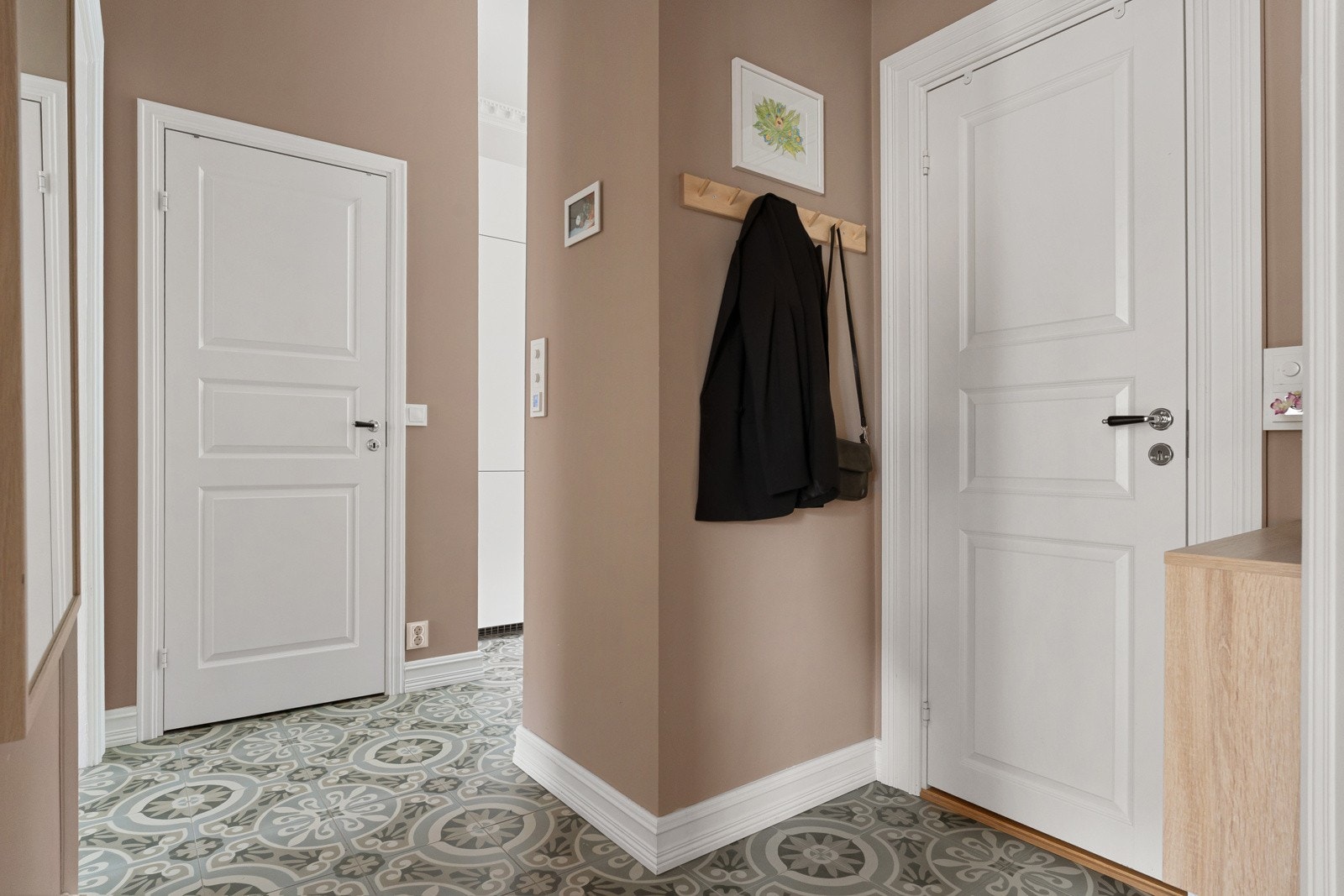 Historiske gulvfliser med gulvvarme, malte slette vegg- samt takflater i gang Galleribilde