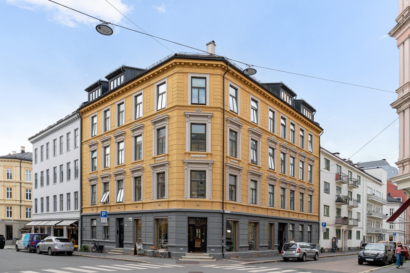 Klassisk fasade. Opparbeidet tomt på 359 m². Grusbelagt bakgård med sykkelparkering samt pergola med sittegruppe. Galleribilde