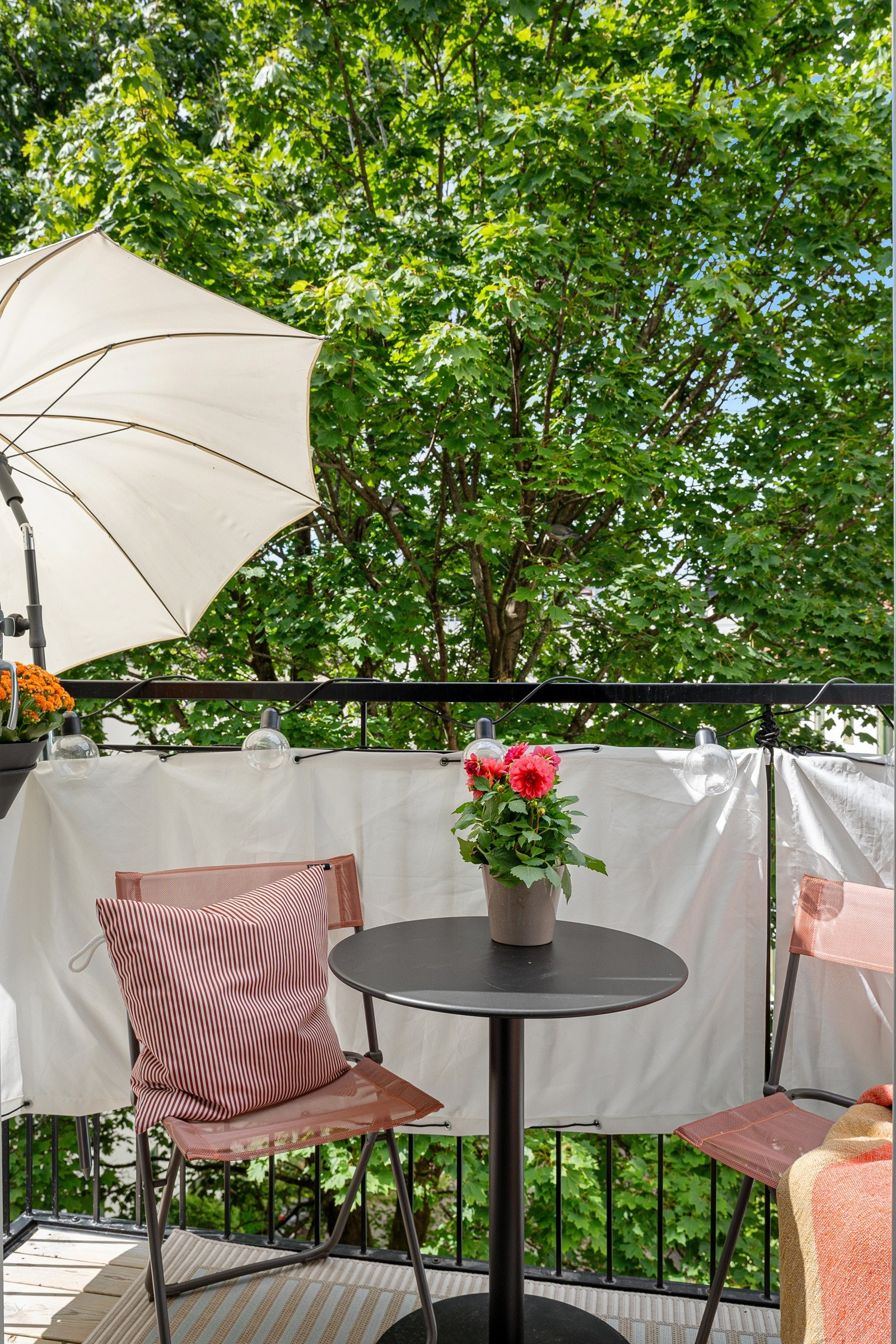 Balkong fra 2021 på ca. 4,2 kvm. Her kan man nyte lange sommerdager Galleribilde