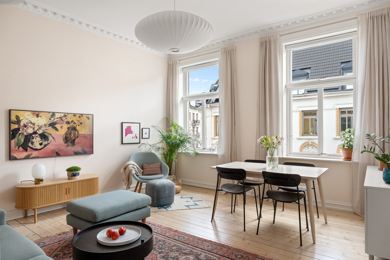 Store vindusflater i kombinasjon med generøs takhøyde (3,1 meter) gir mye lys og rommet oppleves som luftig Galleribilde