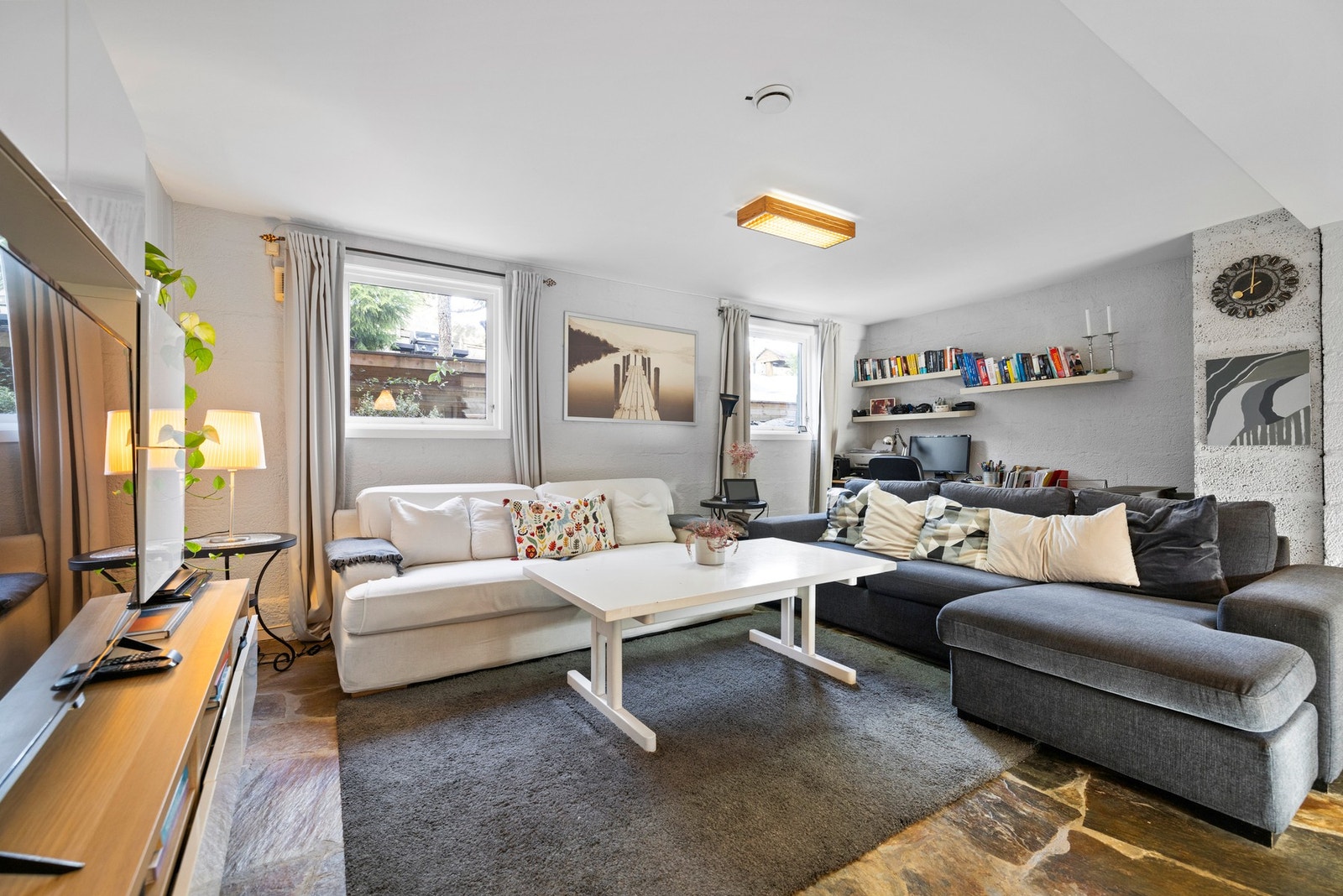 I u.etasjen er det en romslig kjellerstue Galleribilde