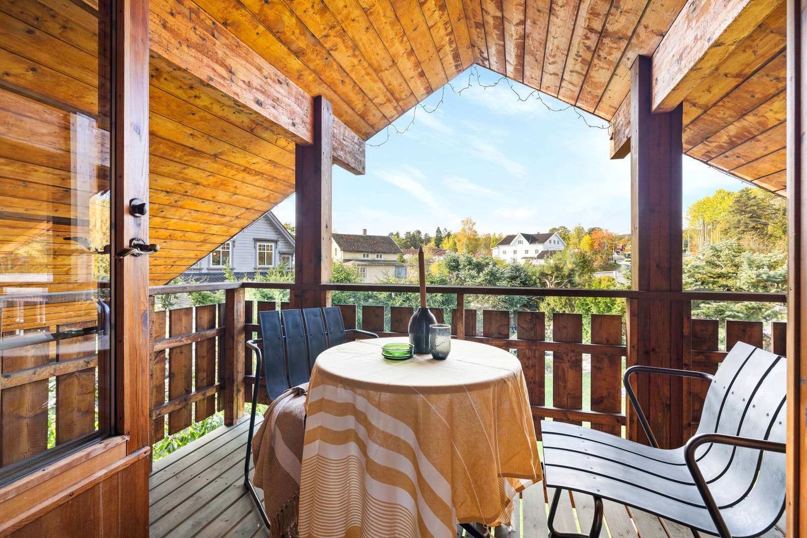 Fra det største er det utgang til overbygget balkong Galleribilde