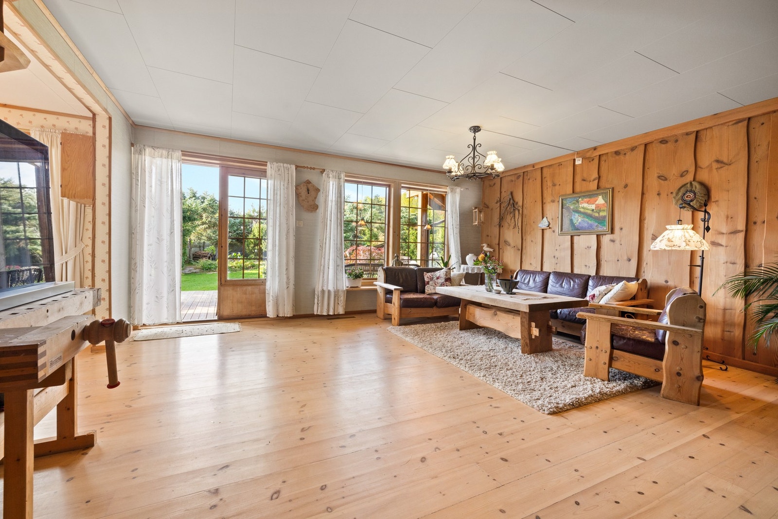 Store vindusflater med mye naturlig lysinnslipp er gjennomgående. Galleribilde