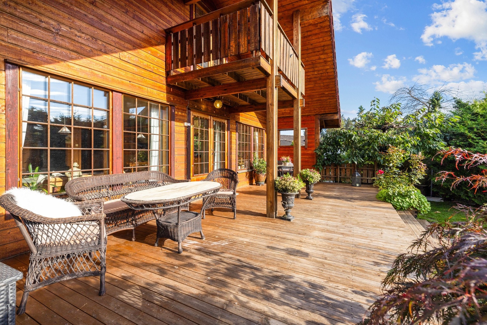 Åpen stue og kjøkken løsning gir en sosial og hyggelig atmosfære. Galleribilde