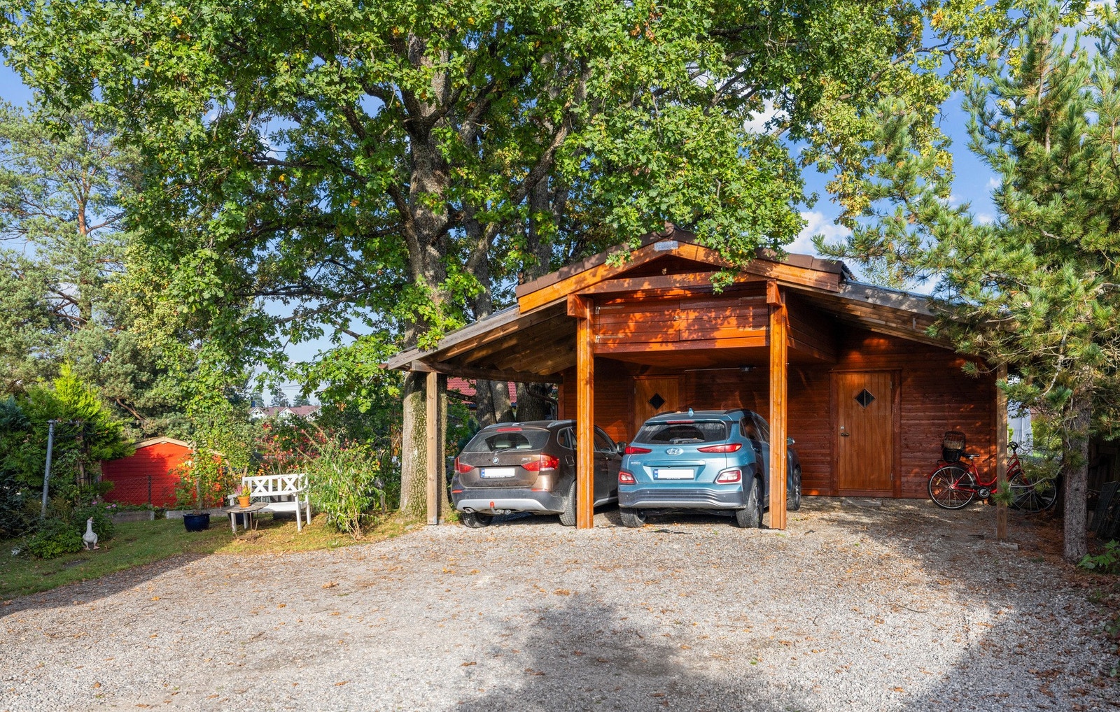 Carport med 3 biloppstillingsplasser og 2 gode boder Galleribilde