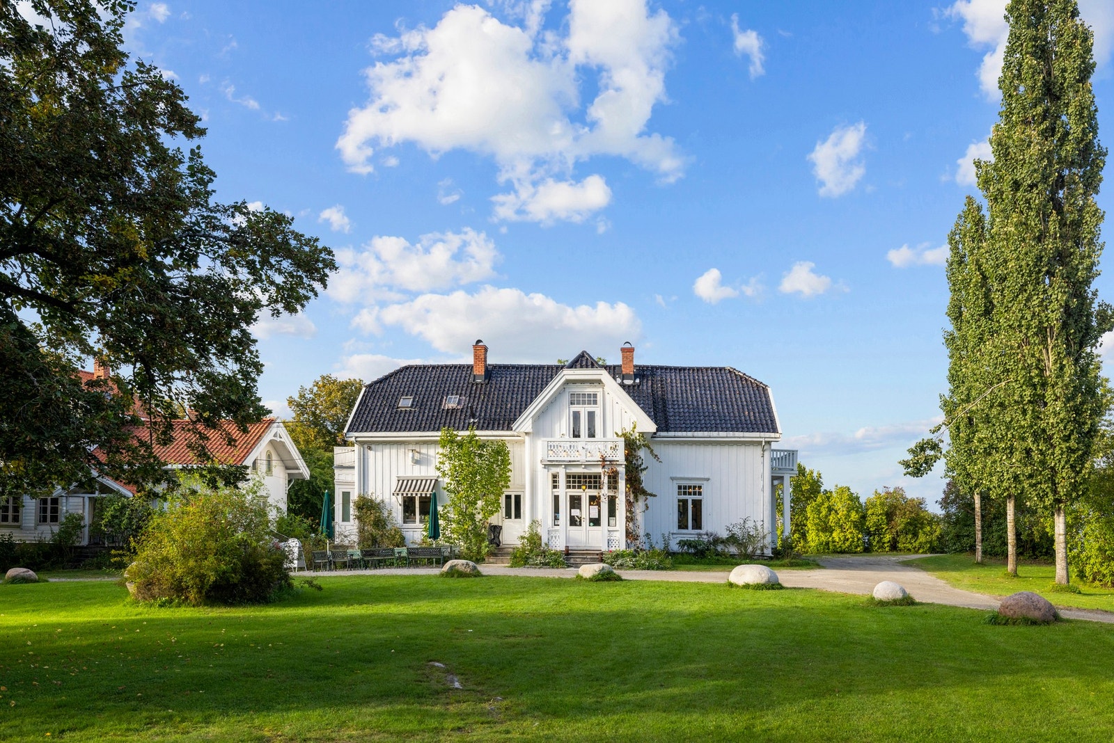 Umiddelbar nærhet til koselige Hellviktangen med karé, selskapslokale m.m Galleribilde