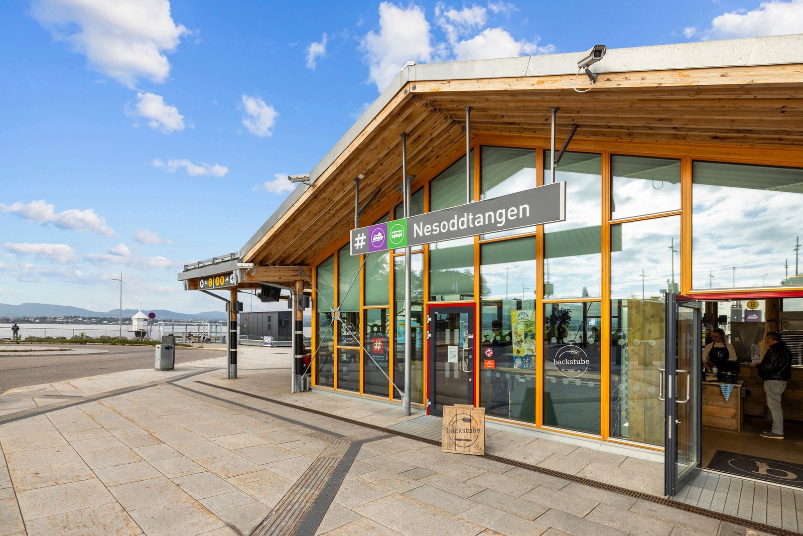 Bussen fra Berger (rett utenfor boligen) tar deg til Nesoddtangen Galleribilde