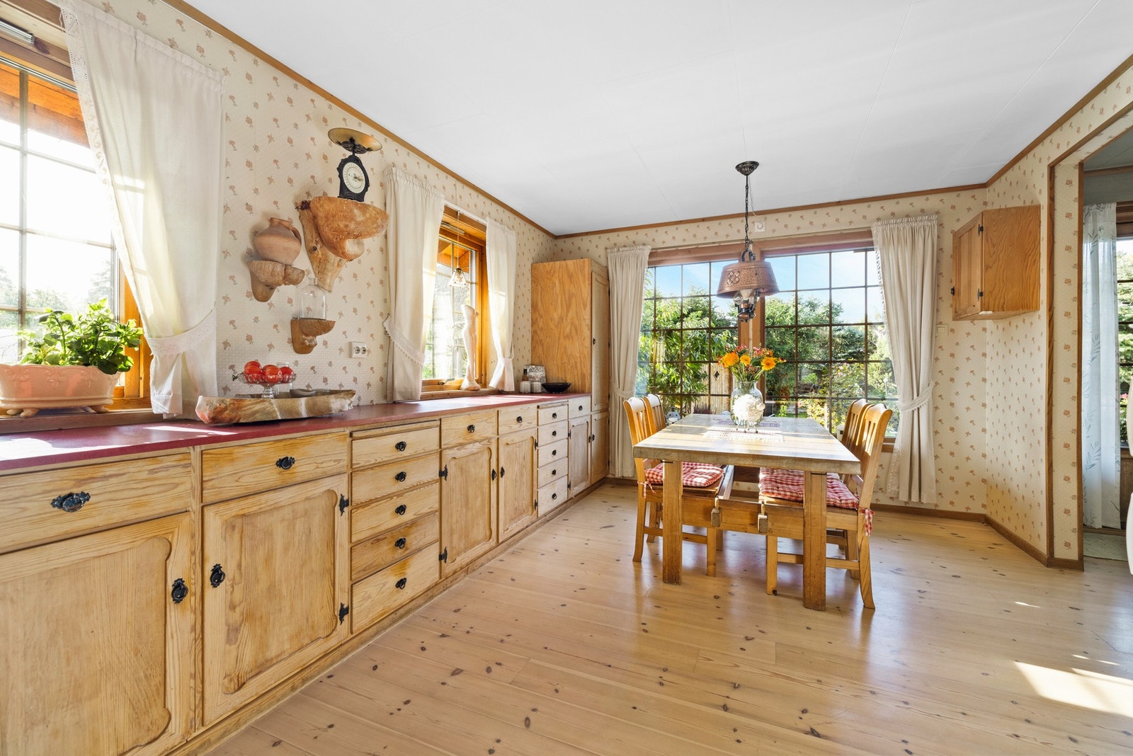 Stort kjøkken med mange innredningsmuligheter. Galleribilde