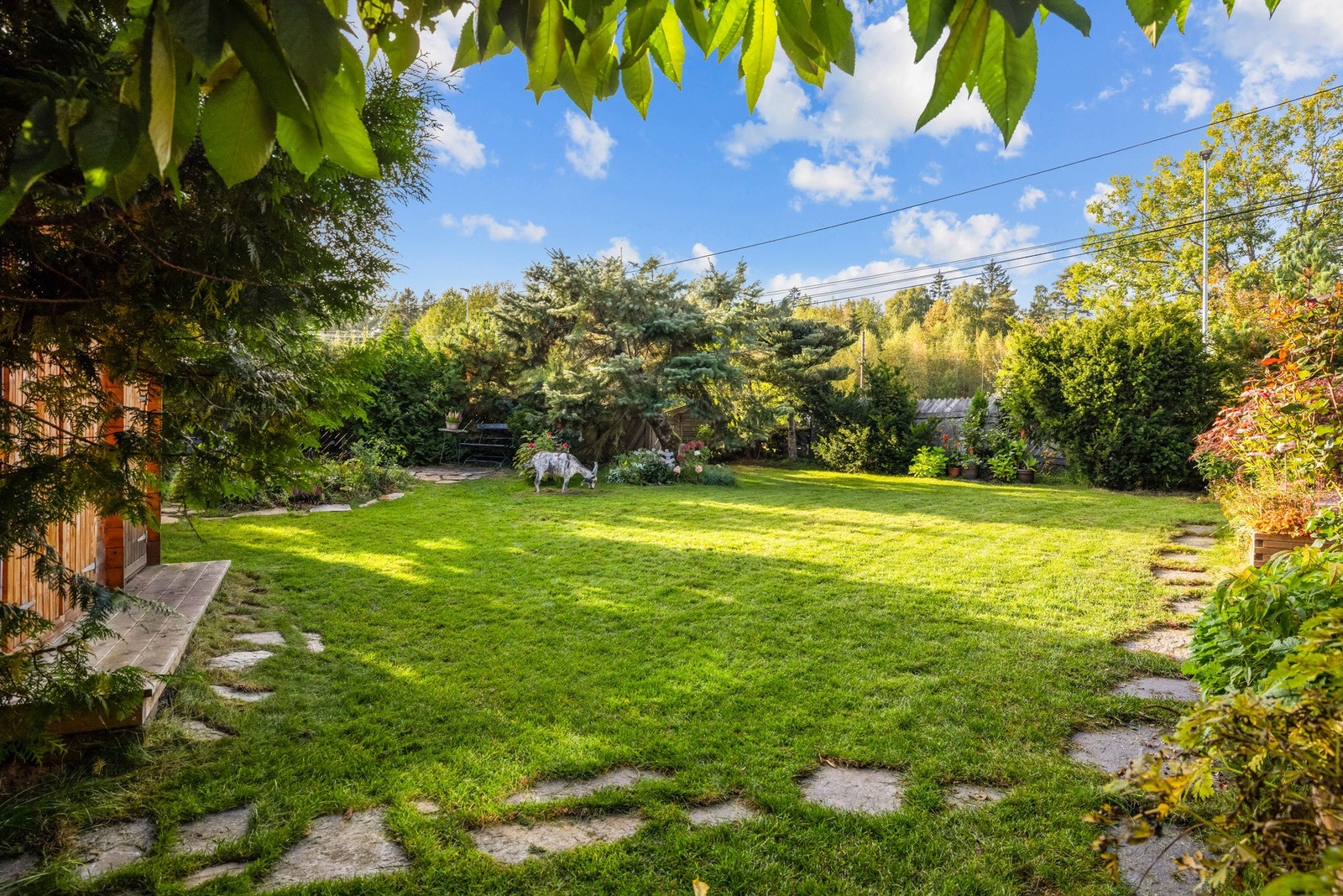 Solrik hage med god plass for både store og små. Galleribilde