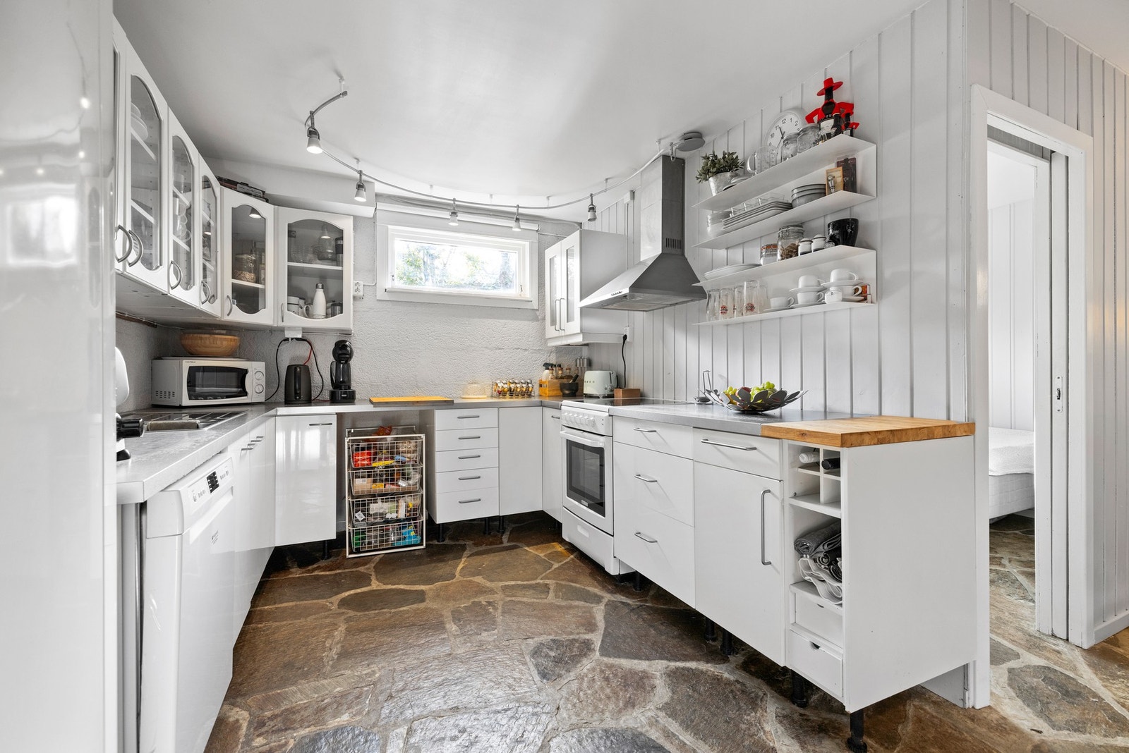 rommet har åpen stue-/kjøkkenløsning Galleribilde