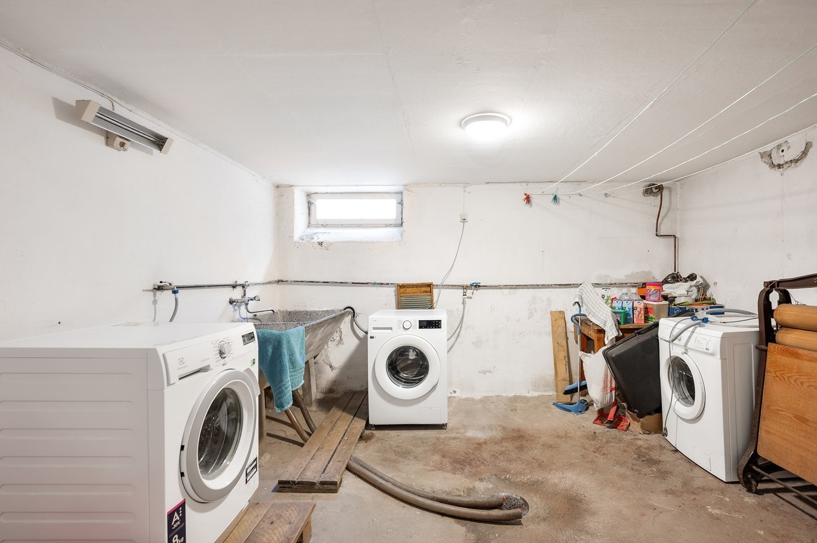 Vaskerom med god plass til hvitevarer og oppbevaring Galleribilde