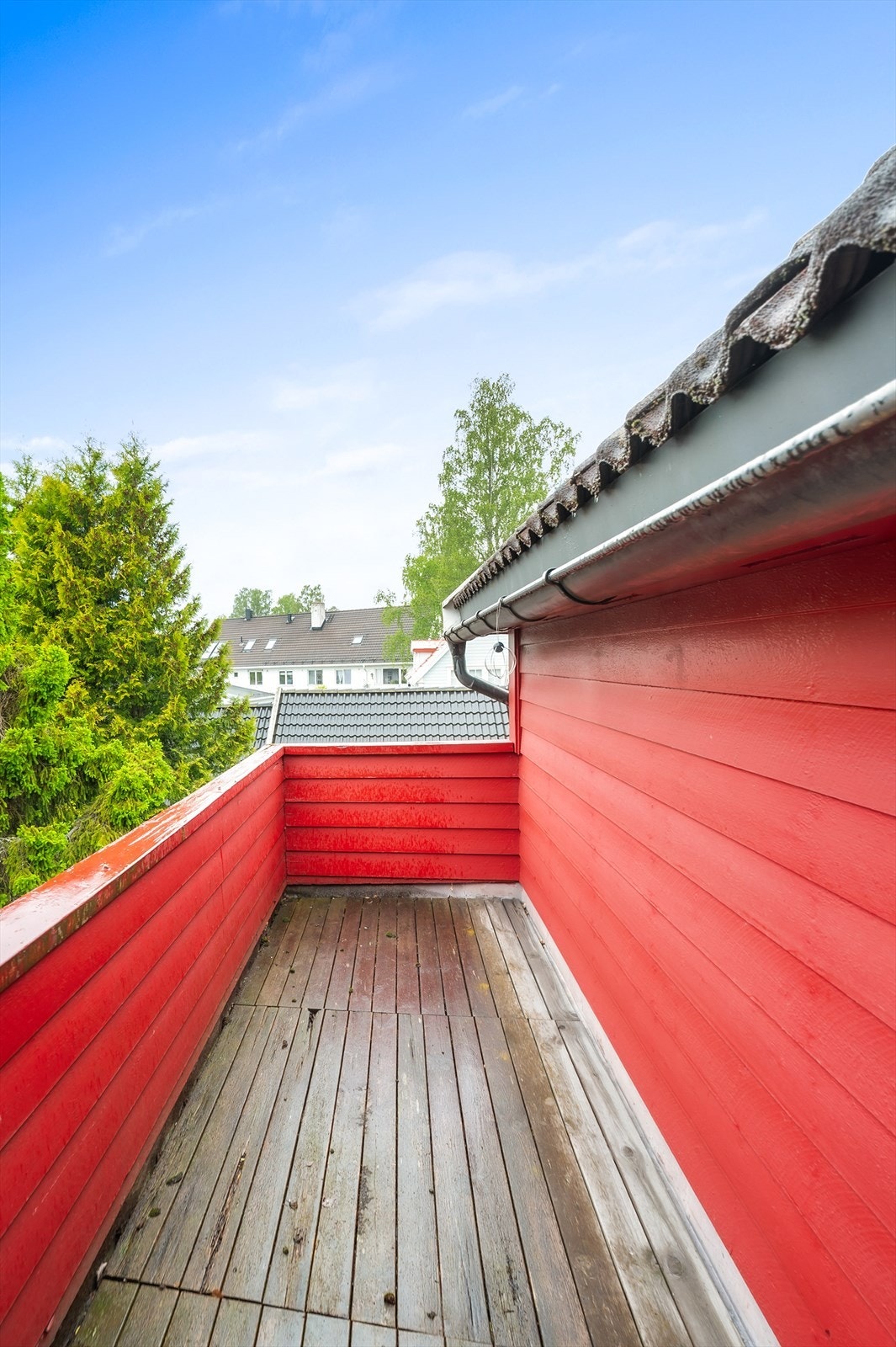 Vestvendt balkong med god plass til utemøbler Galleribilde