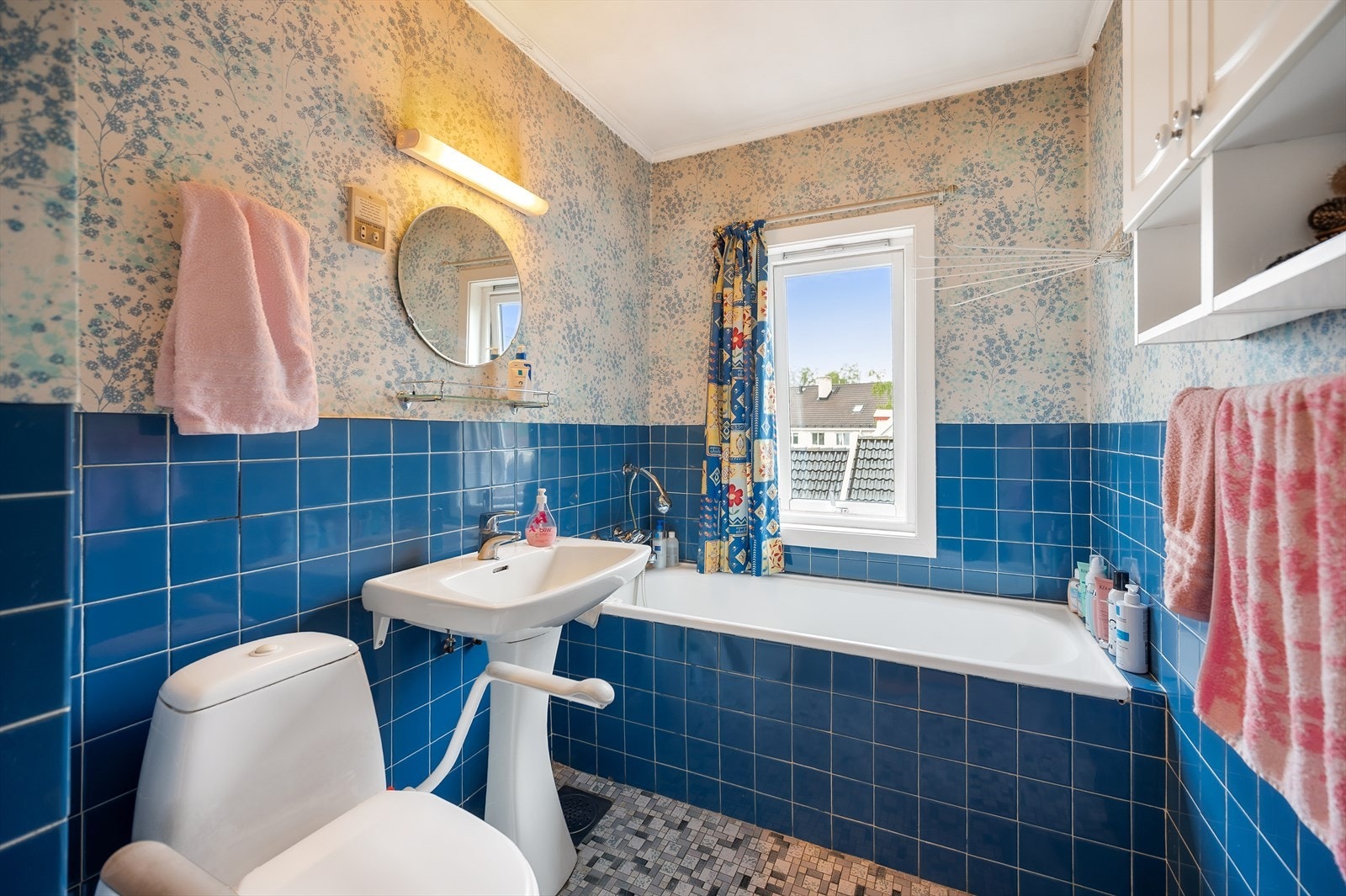 Baderom med flislagt gulv og vegger Galleribilde