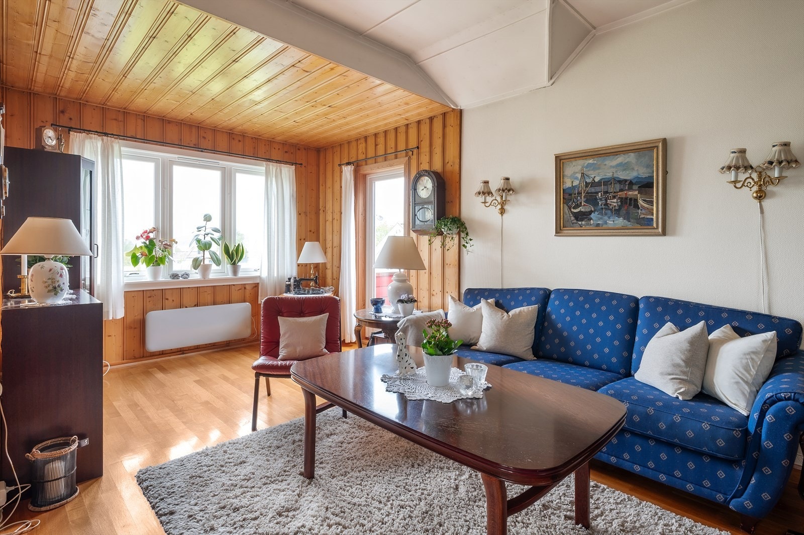 Lys og trivelig stue med store vinduer og flott utsikt mot boligens store hage Galleribilde