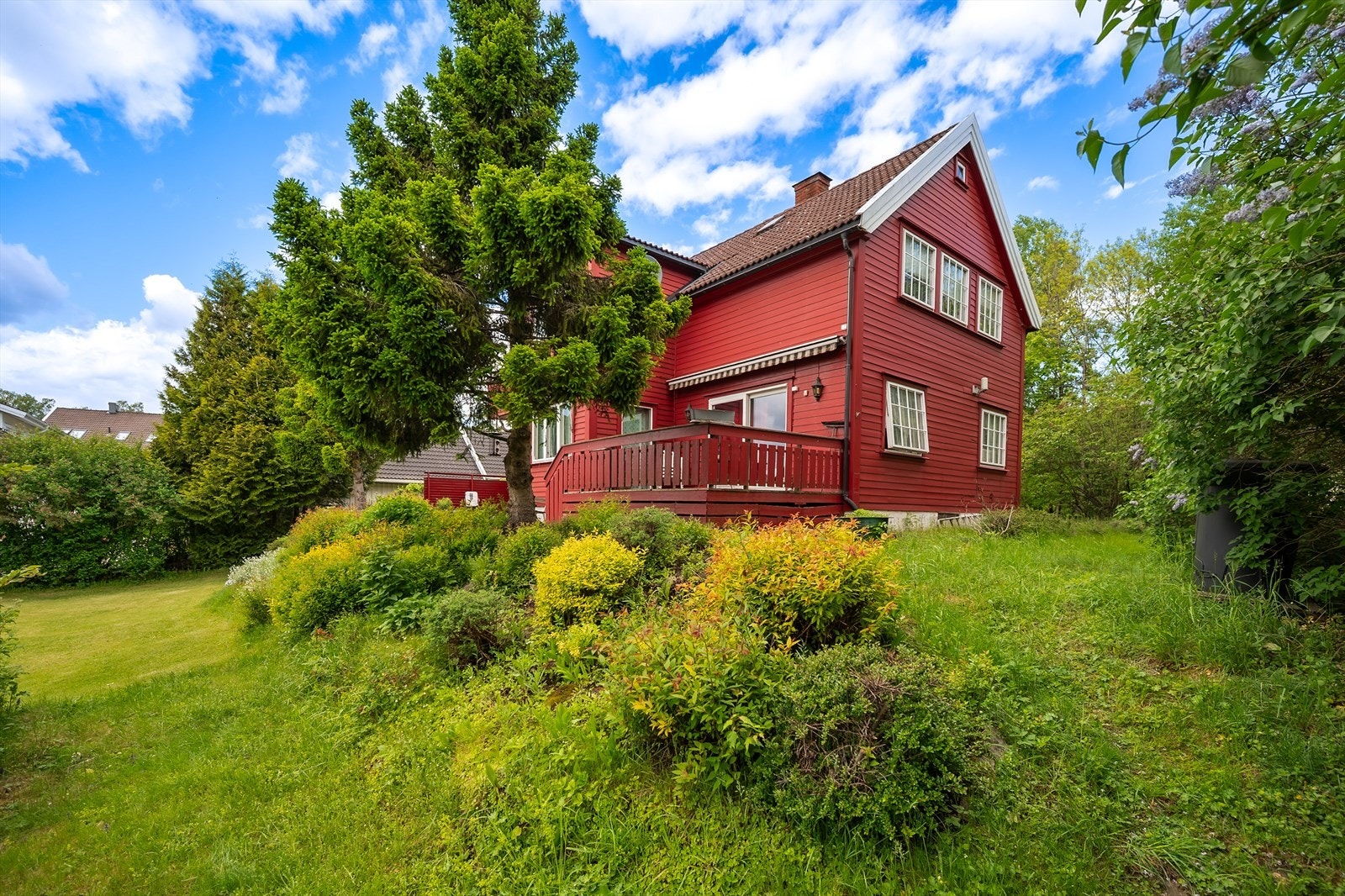 Fra terrassen kan du gå rett ut i hagen Galleribilde