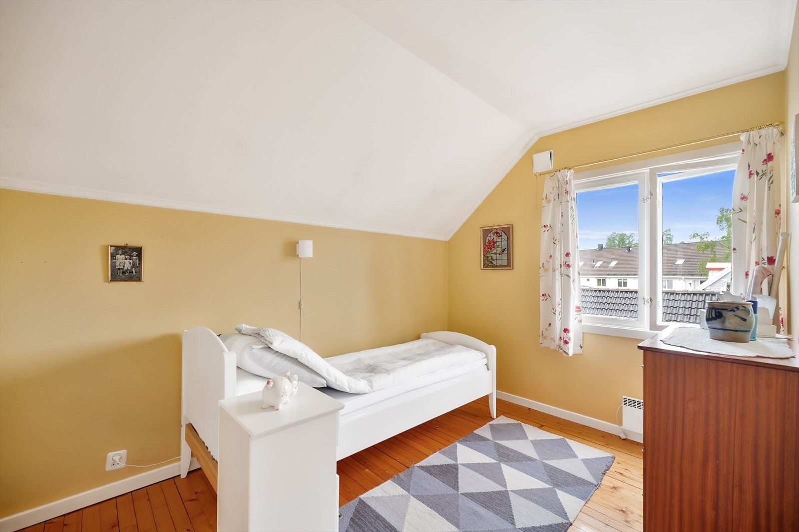 Lyst og luftig soverom med godt naturlig lysinnslipp gjennom soveromsvinduet Galleribilde