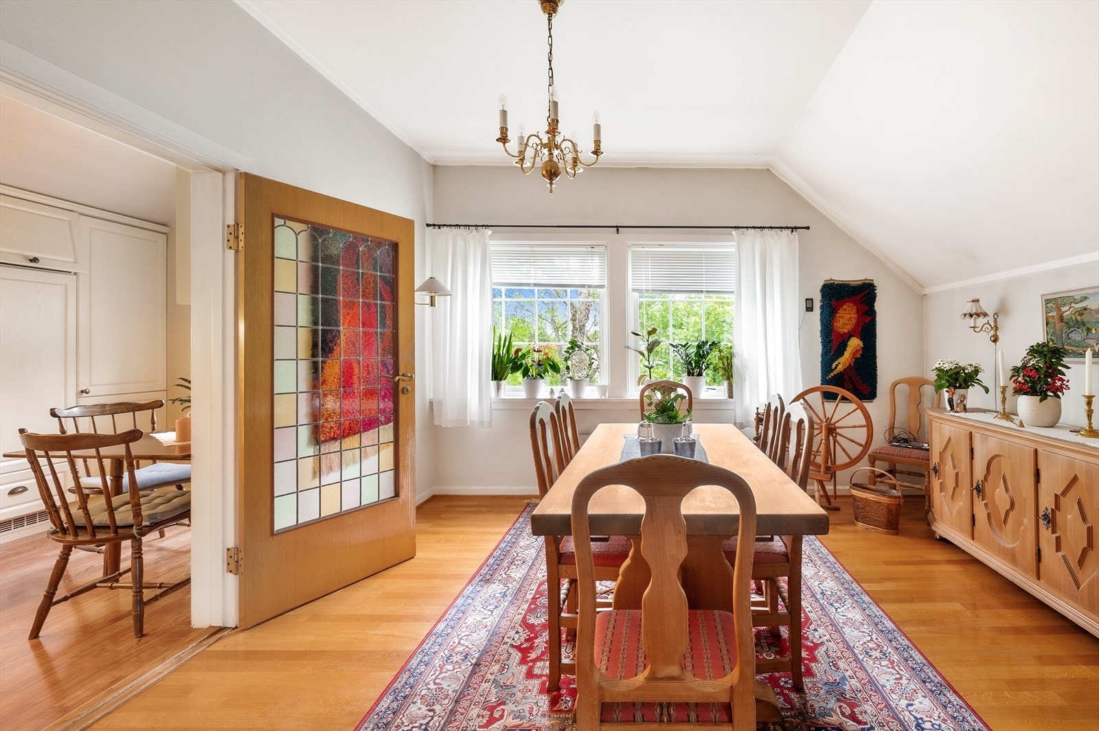 I 2. etasje har du en romslig og lys spisestue Galleribilde