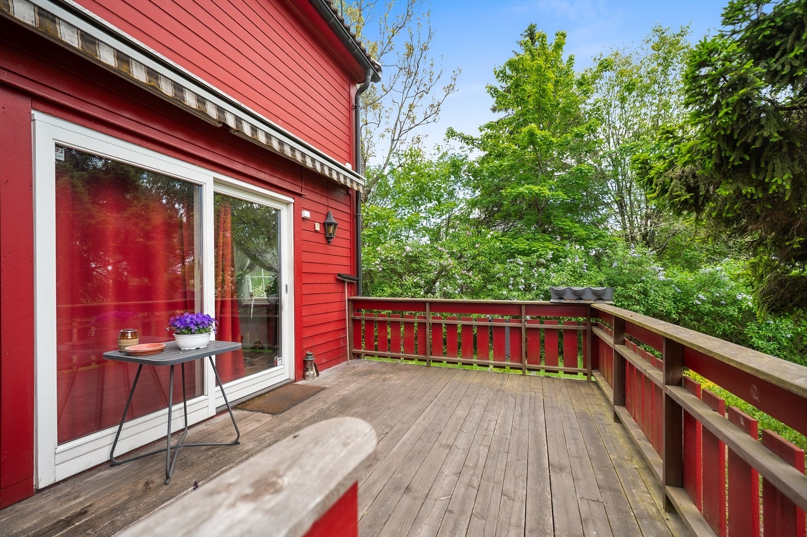 Fra stuen er det direkte adkomst til boligens store markterrasse Galleribilde