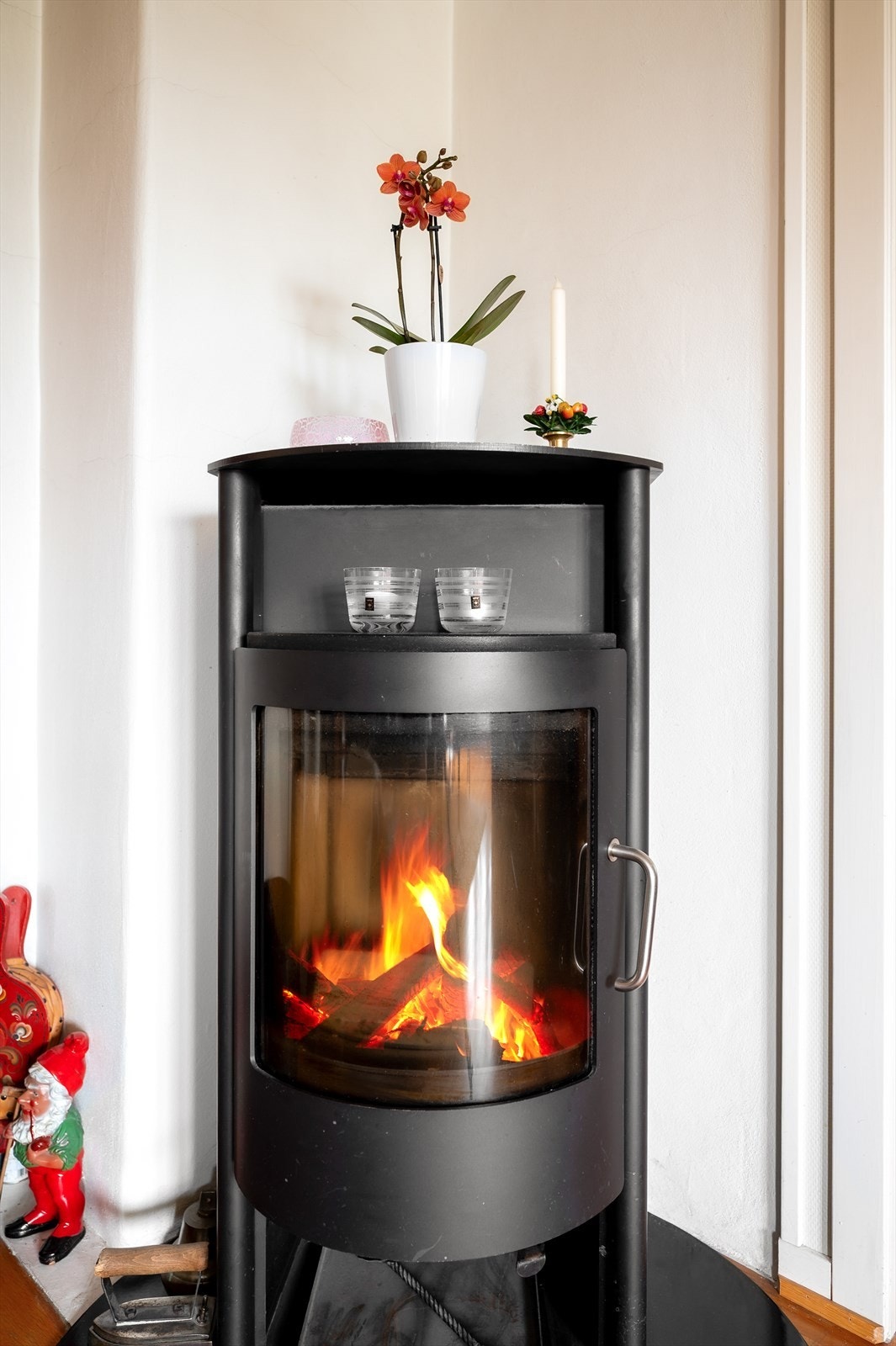 Stuen er utstyrt med en moderne peisovn Galleribilde