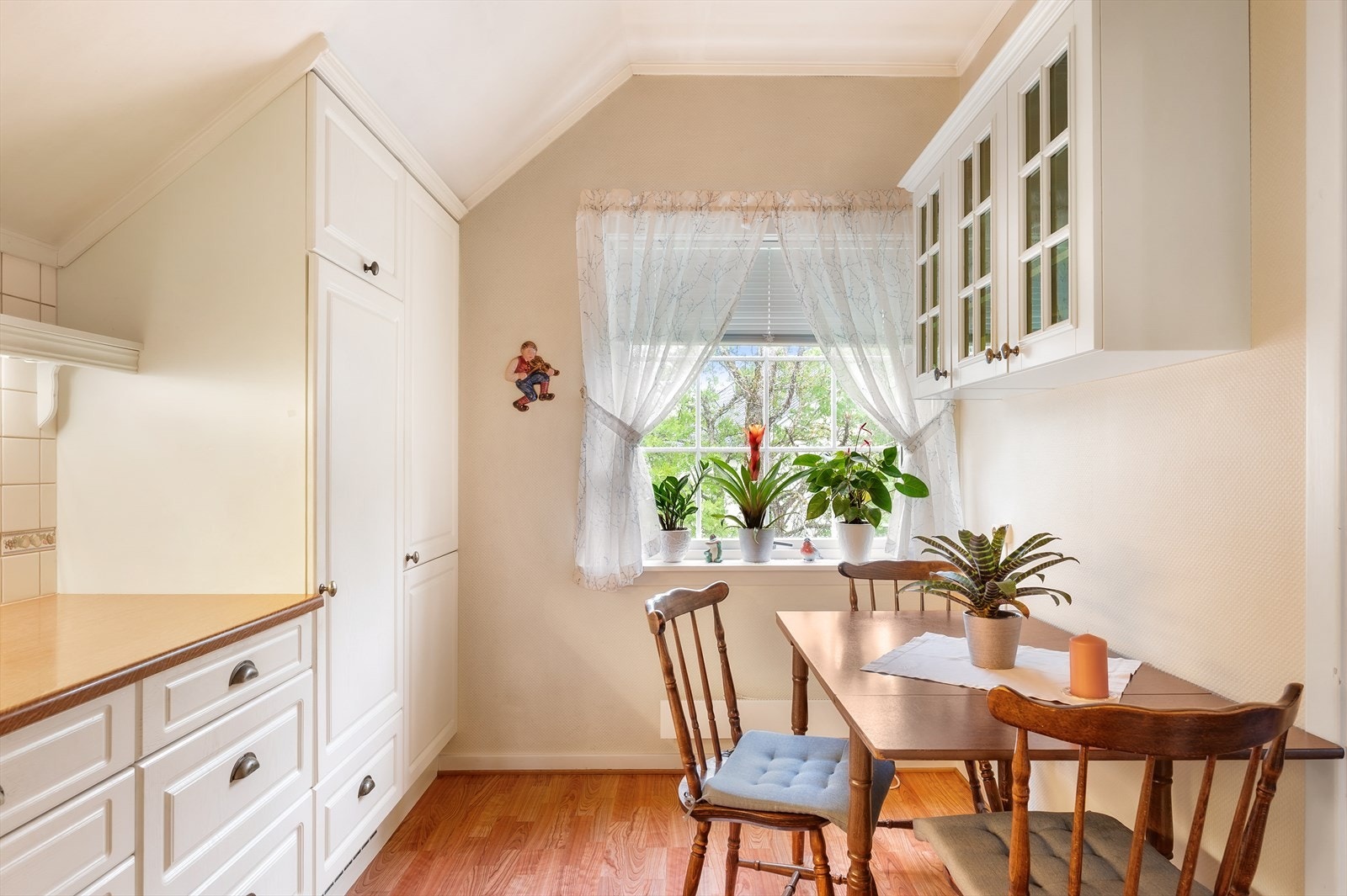 Kjøkkenet er av god størrelse og har rom for en liten spiseplass Galleribilde