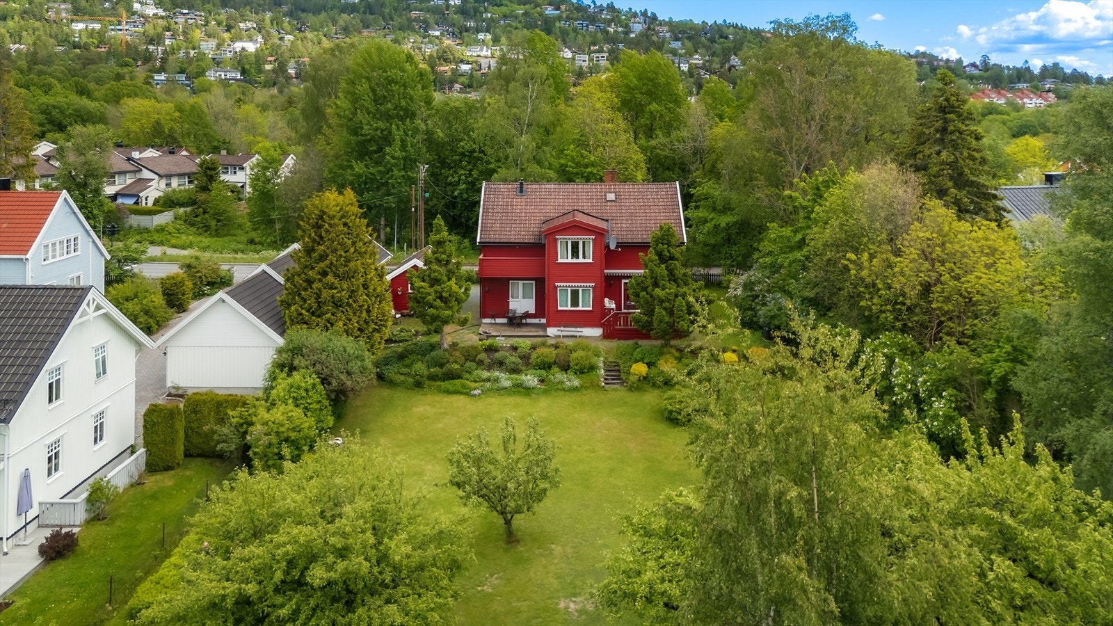 Boligen har en attraktiv og barnevennlig beliggenhet på Røa, nær marka Galleribilde