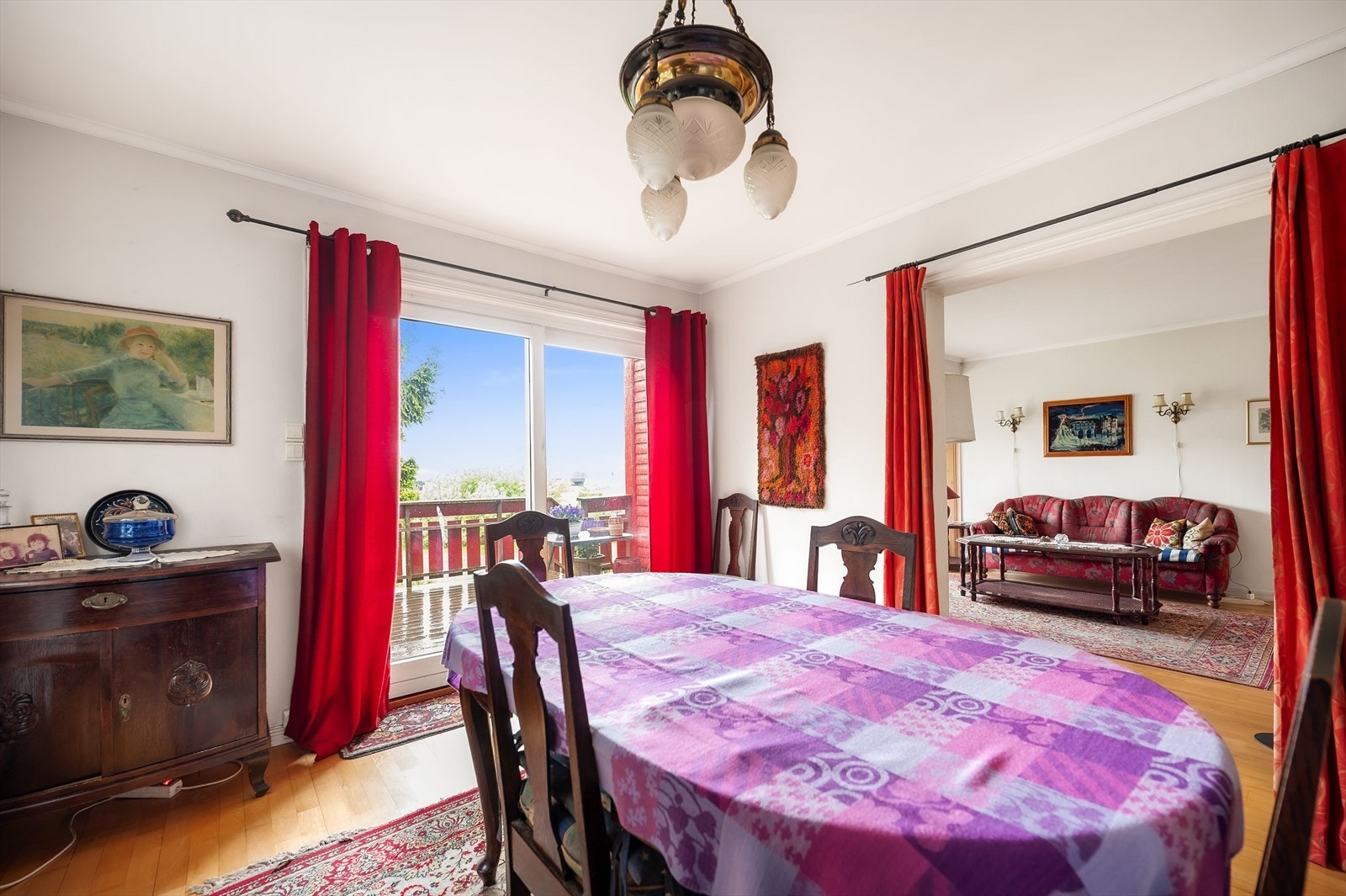 Boligens første etasje har gode rom med godt utsyn og naturlig lysinnslipp Galleribilde