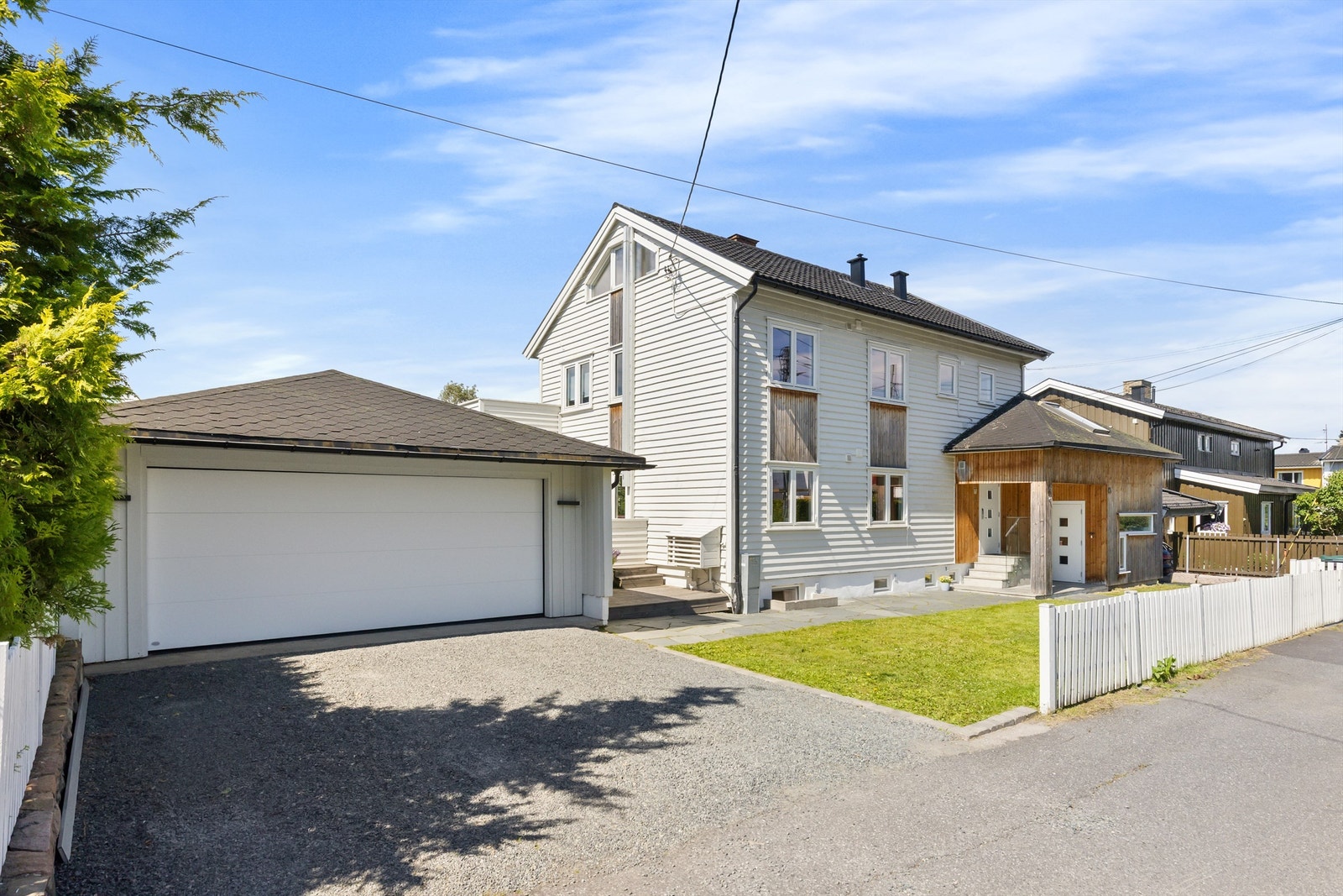 Det medfølger en biloppstillingsplass i felles garasje i tillegg til en biloppstillingsplass foran garasjen Galleribilde