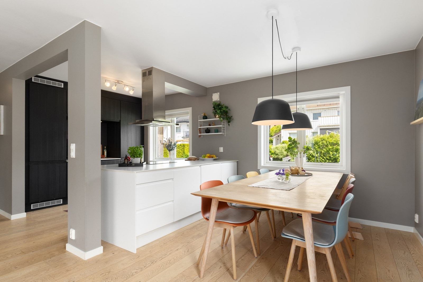 Det er også ekstra oppbevaringsplass på andre siden av kjøkkenøyen Galleribilde