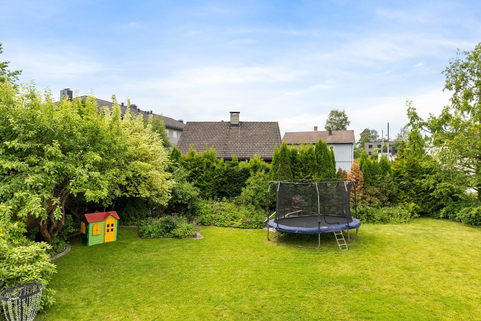 Utearealer er fordelt iht. sameiets vedtekter med enerett til egen del av hagen til hver seksjon, samt fellesareal på fremsiden av bygget. Se vedtekter vedlagt salgsoppgaven Galleribilde