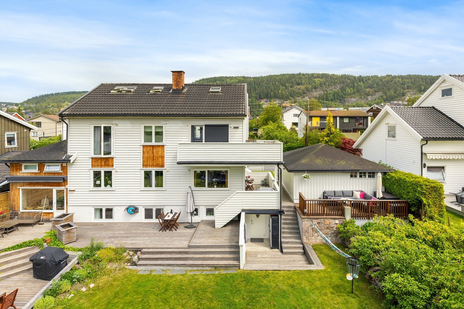 Velkommen til Nordlysveien 46! Halvpart av tomannsbolig, 1.etasje og kjelleretasje med en herlig solfylt hage Galleribilde