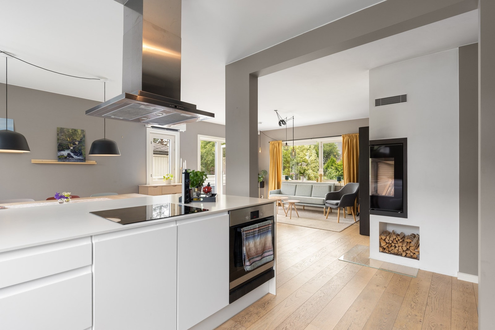 Stekeovn, platetopp, oppvaskmaskin og kjøleskap med fryser er integrert i kjøkkeninnredningen og medfølger Galleribilde