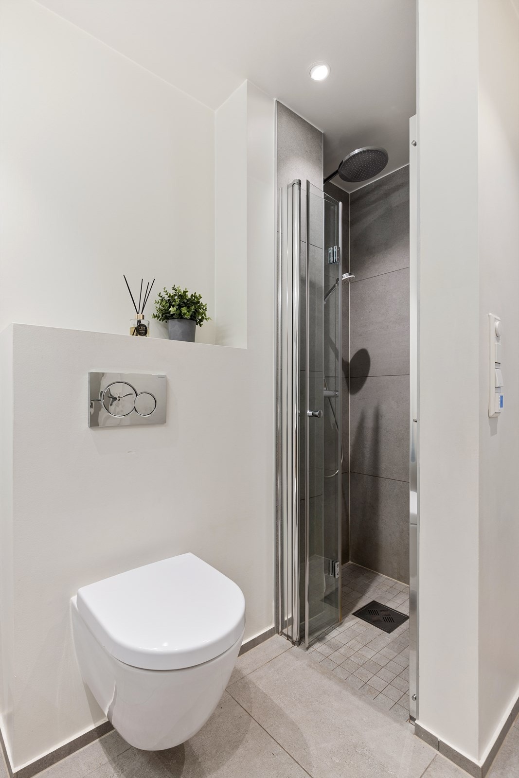 Dusjnisje med innfellbar glassdør Galleribilde