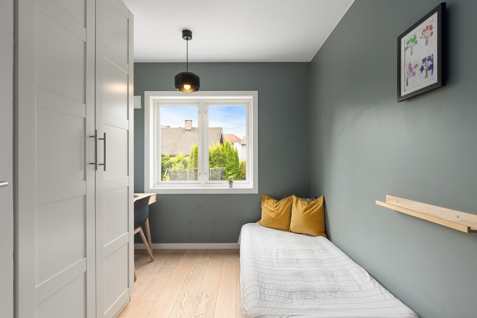 Det ande soverommet i 1.etasje passer ypperlig som barnerom, gjesterom eller et kontor Galleribilde