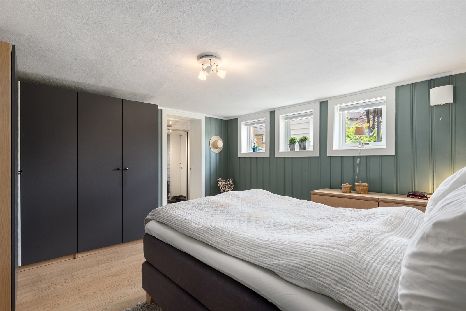 Rommet har godt med plass til klesoppbevaring i garderobeskap Galleribilde