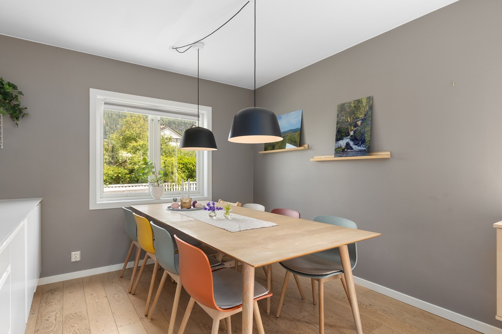 Ved siden av kjøkkenet er det en fin plass til et større spisebord foran vinduet Galleribilde