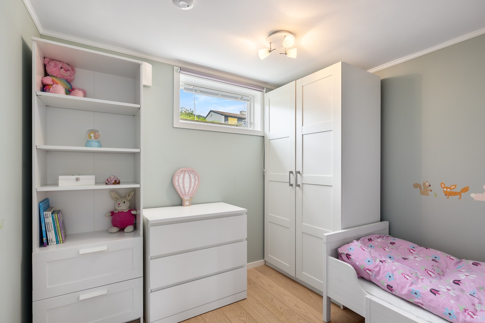 Innenfor stuen er det et barnerom med medfølgende garderobeskap, Her har du også plass til en seng og en kommode Galleribilde