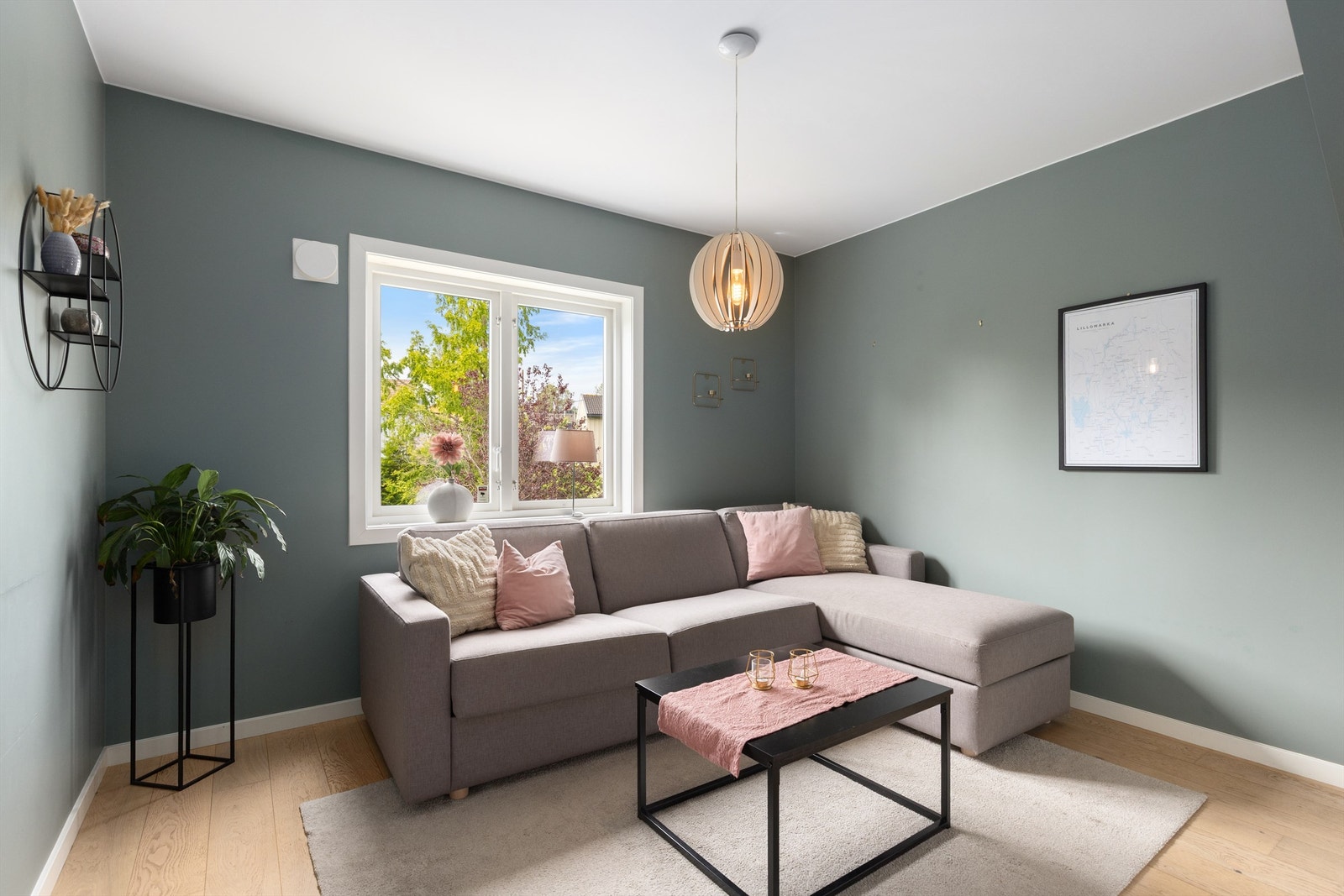 Det er to soverom i 1.etasje, det ene er i dag innredet som en TV-stue Galleribilde