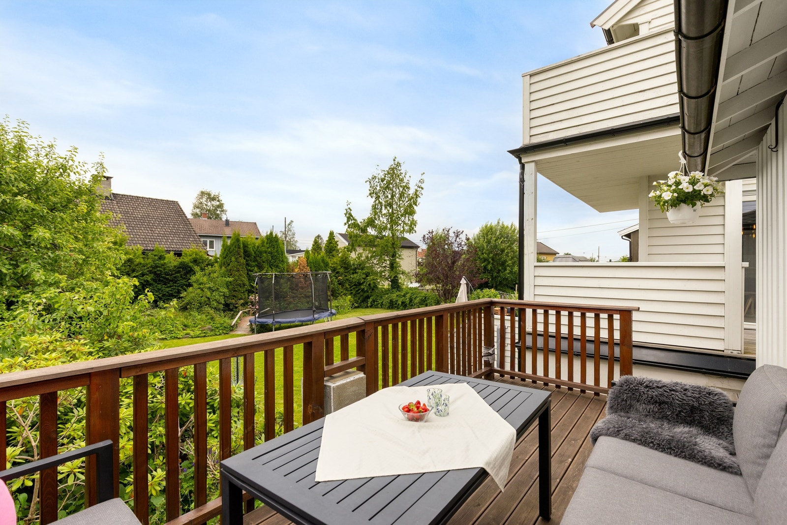 Uteplass ved garasje med utsyn over hagen Galleribilde