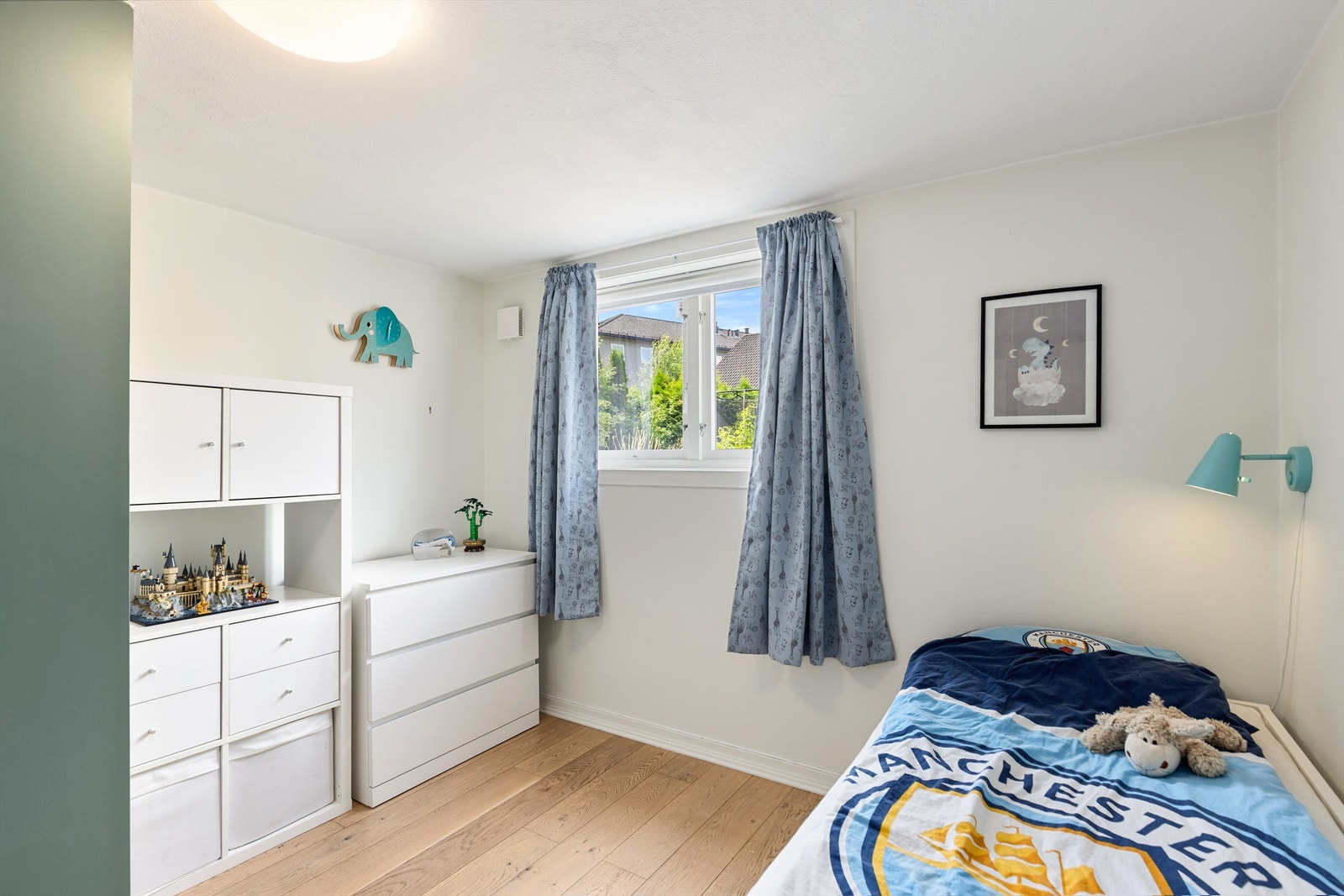 Fra trappegangen er det inngang til to soverom av god størrelse Galleribilde