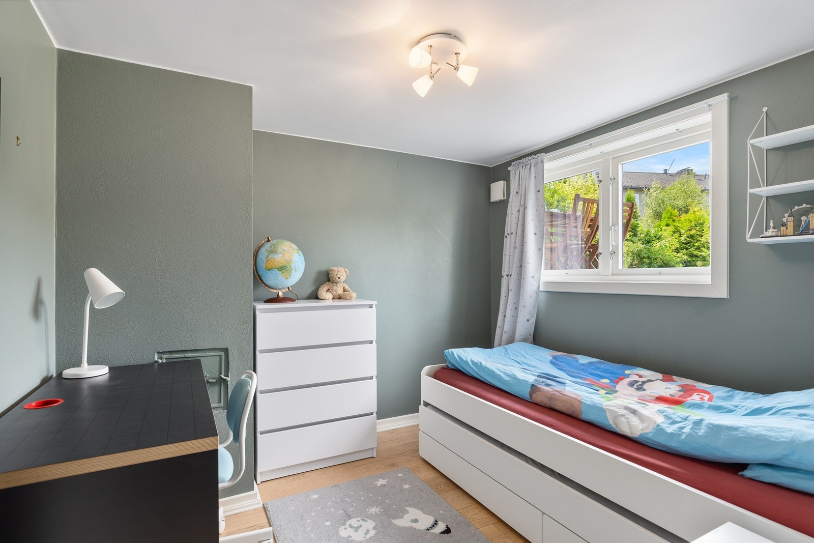 Soverommet har god plass til en seng, kommode og en skrivepult Galleribilde