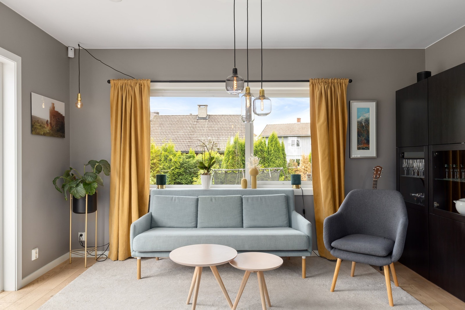 Store vindusflater gir en koselig atmosfære og naturlig lys til oppholdsrommet Galleribilde