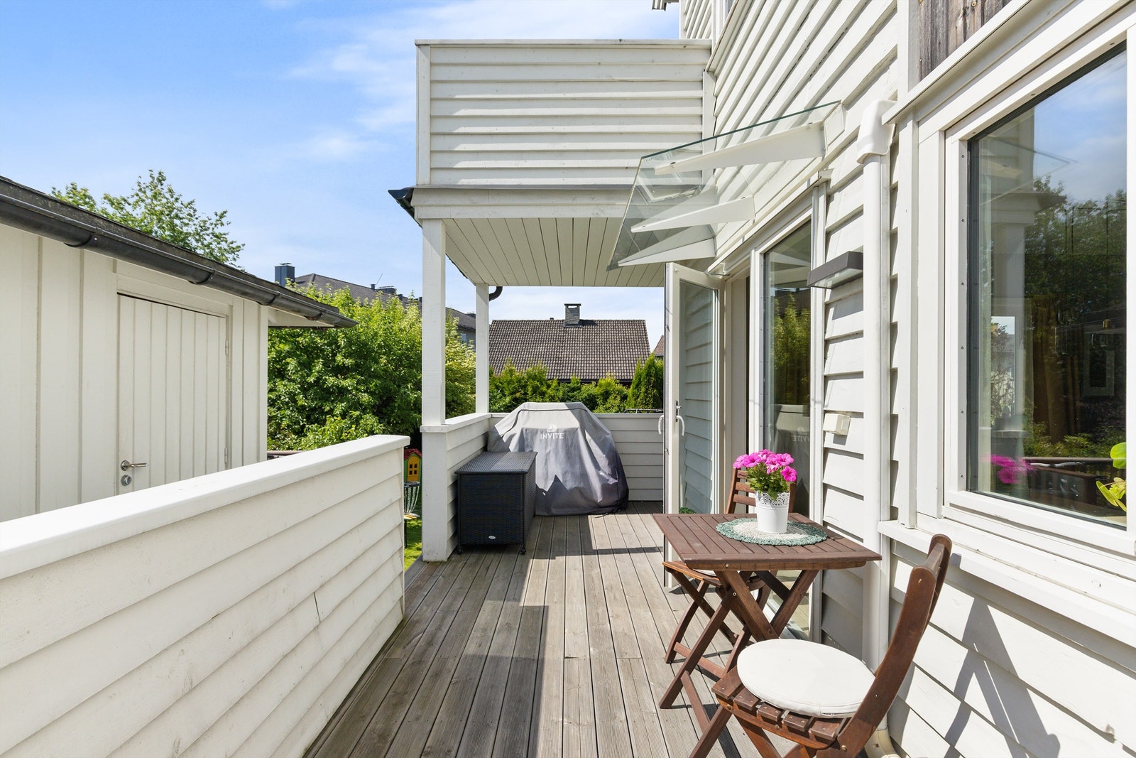 Denne er delen er sørvendt, men det er også mulig å flytte seg til den vestvendte delen utover ettermiddagen Galleribilde