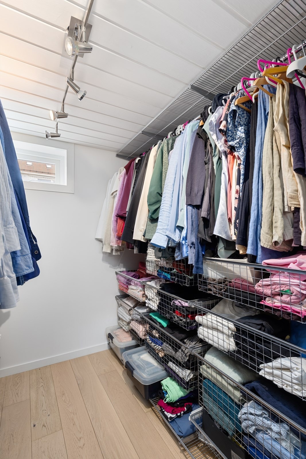 Omkledningsrom/walk-in garderobe. Rommet var frem til 2018 innredet med et lte kjøkken Galleribilde