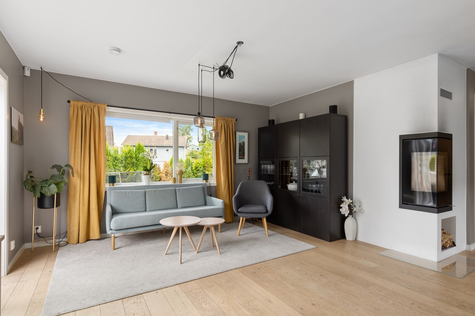 Lekker hjørnepeis i stue montert i 2018. Legg også merke til den stilige nisje under peisen til oppbevaring av ved Galleribilde