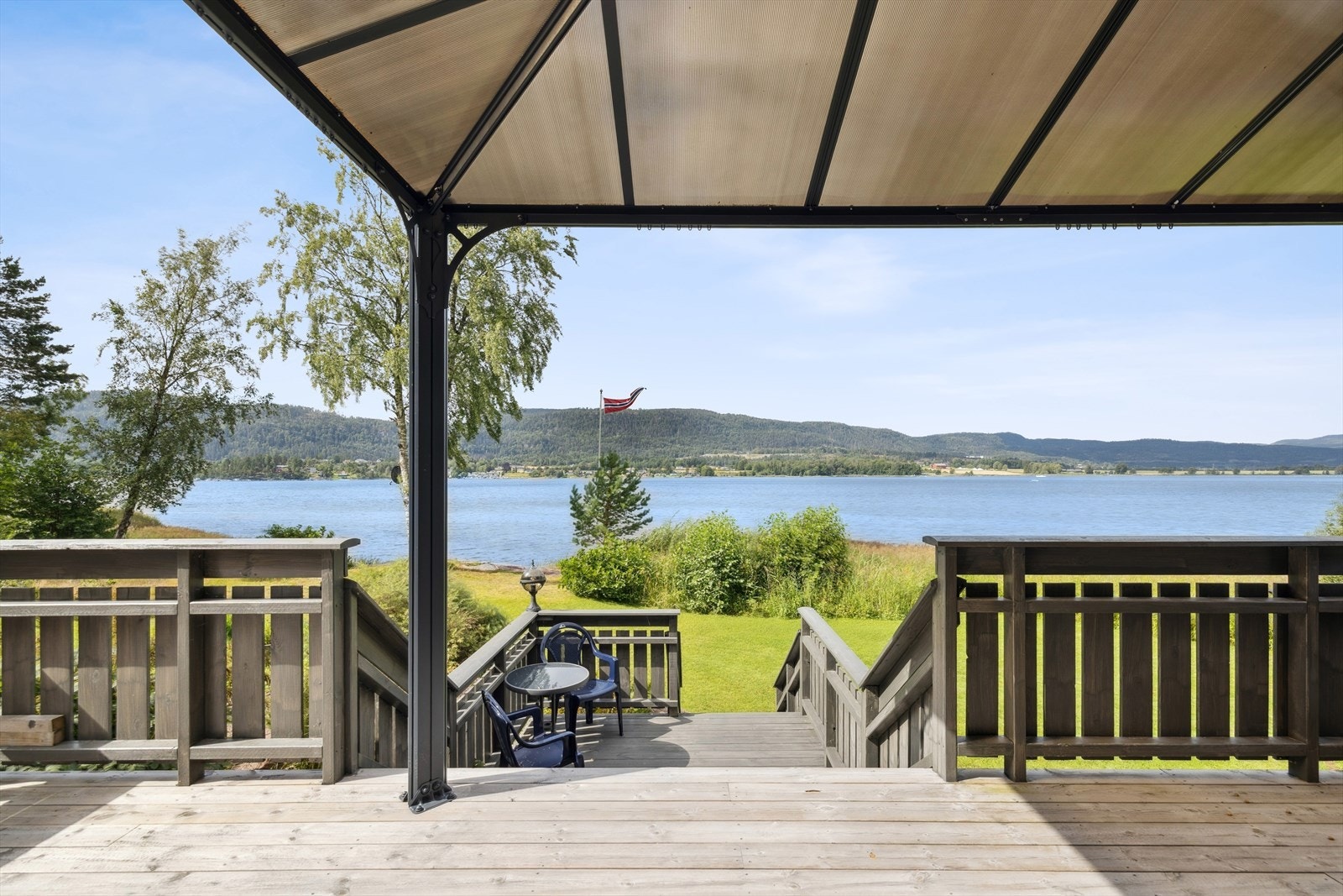 Stor terrasse på ca. 37 m² med god plass til utemøbler, grilling og sosiale sammenkomster. Galleribilde