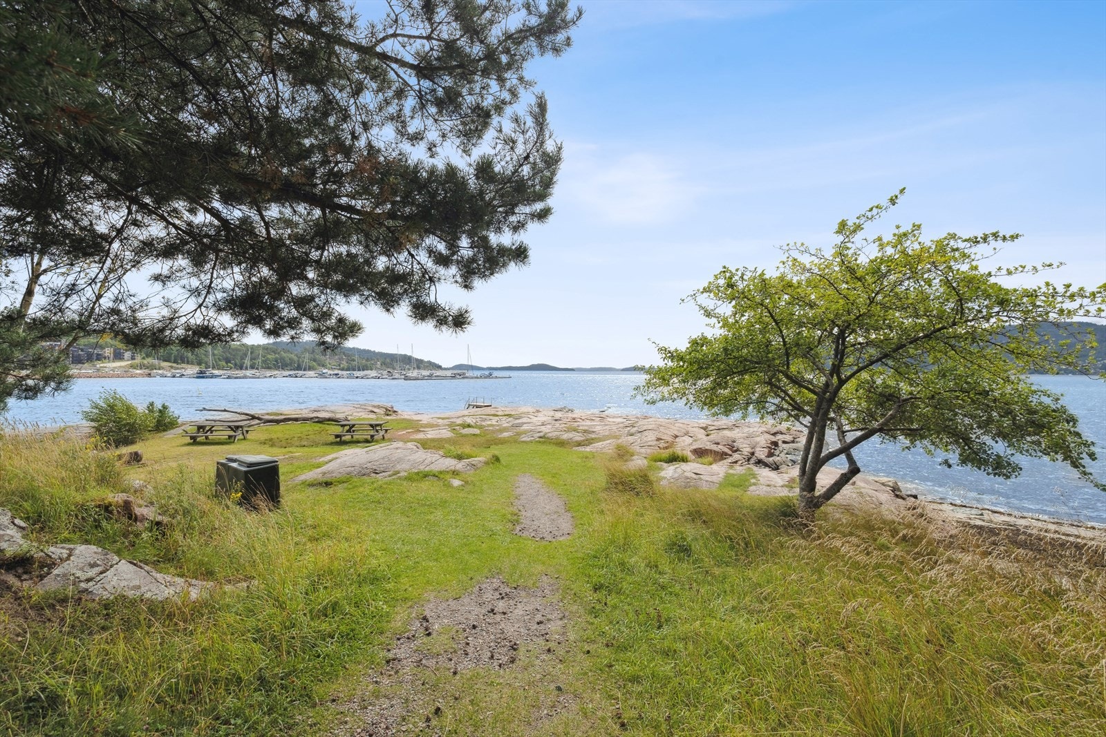 Nærområdet byr på idylliske og trivelige omgivelser med flere flotte turdestinasjoner og fiske- og bademuligheter. Det er flere flotte strender i gangavstand hvor en kan ta seg et forfriskende bad morgen så vel som kveld. Galleribilde