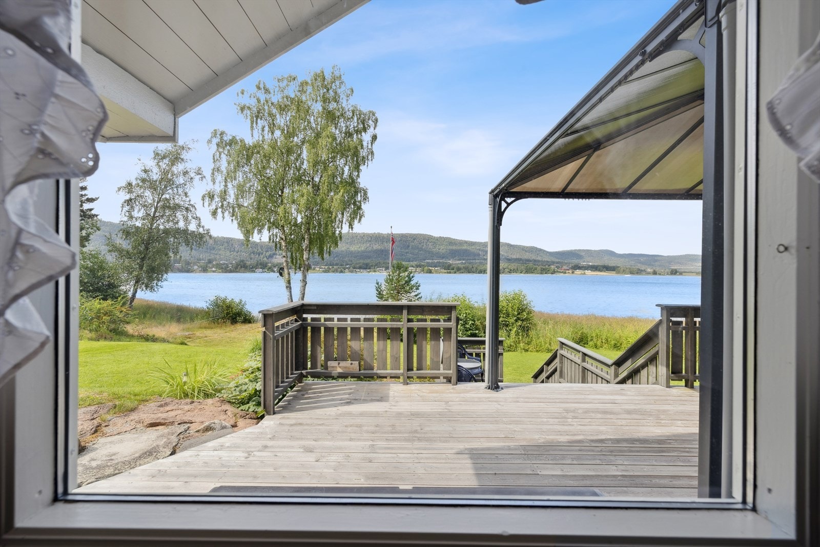 Nydelig utsikt over Sandebukta fra spiseplassen. Galleribilde