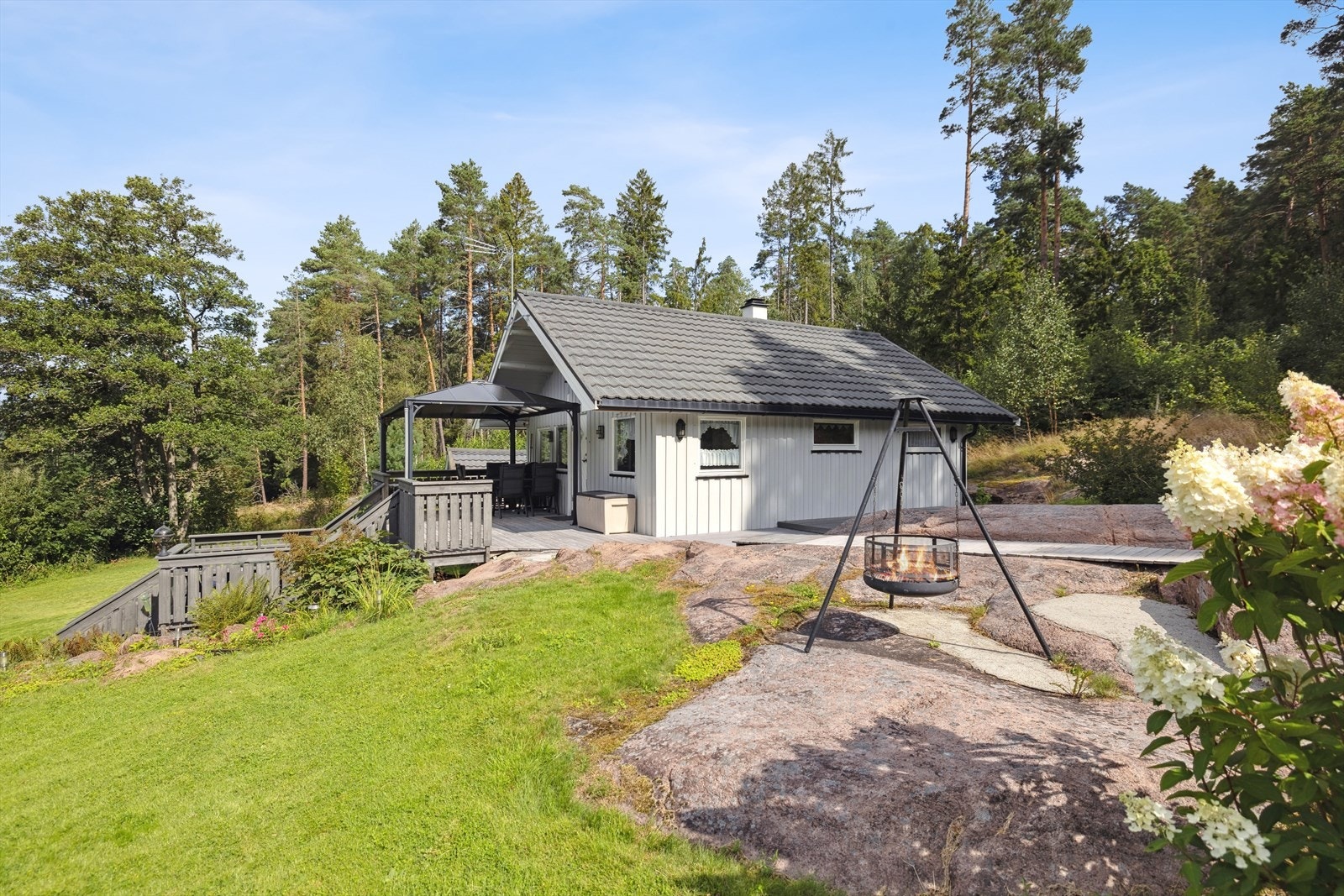 Hytta byr på mange bruksområder og gode løsninger for både familieliv, gjester og fritid. Galleribilde