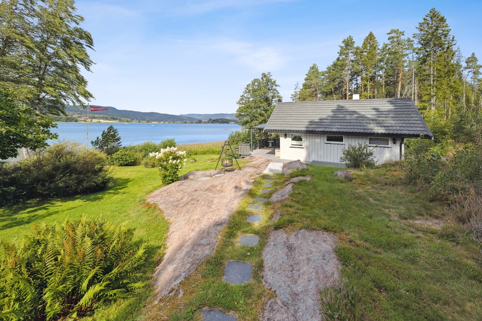 Attraktivt område med vakker kystnatur, flotte turmuligheter og et maritimt preg. Galleribilde