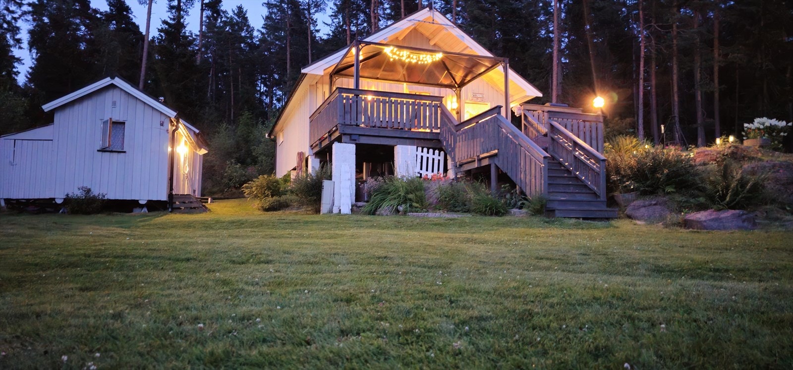 Selgers eget bilde av eiendommen på kveldstid. Galleribilde